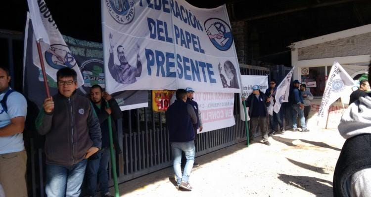 Escrache en las puertas de Celupaper: Federación de papeleros reclama por “incumplimientos”