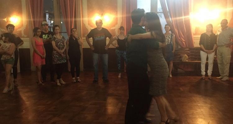 Unas 30 personas en el seminario de tango en el Salón Dorado