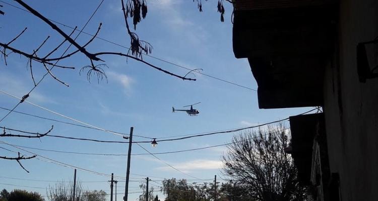 Allanamientos múltiples por venta de drogas en barrio Hermano Indio, con helicóptero incluido