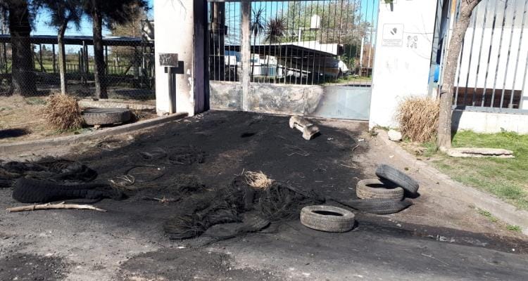 Bomberos acudió a apagar un incendio en la protesta de JS Textil