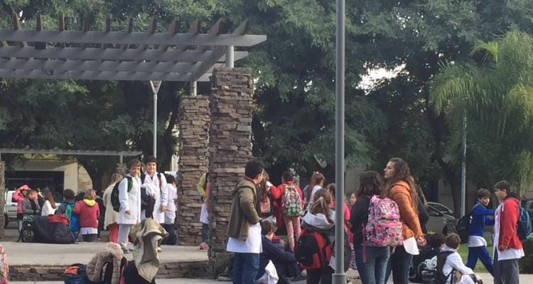 Evacúan escuela Normal y colegio Socorro por amenazas de bomba