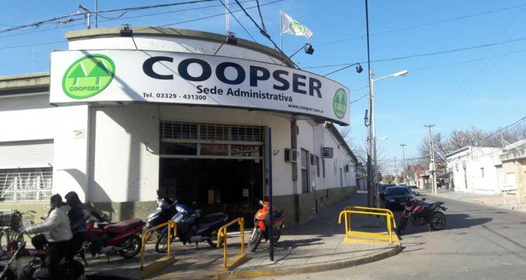 Coopser con tareas de reparación para el alumbrado público