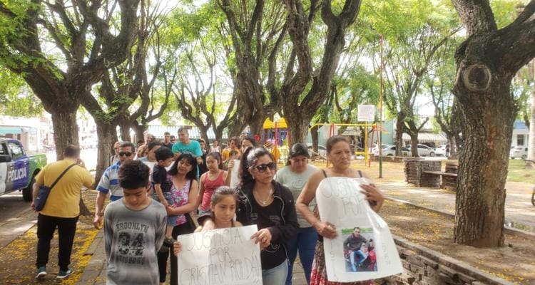 Con pancartas y carteles, familiares y amigos de Cristian Roldán marcharon para pedir justicia por el crimen