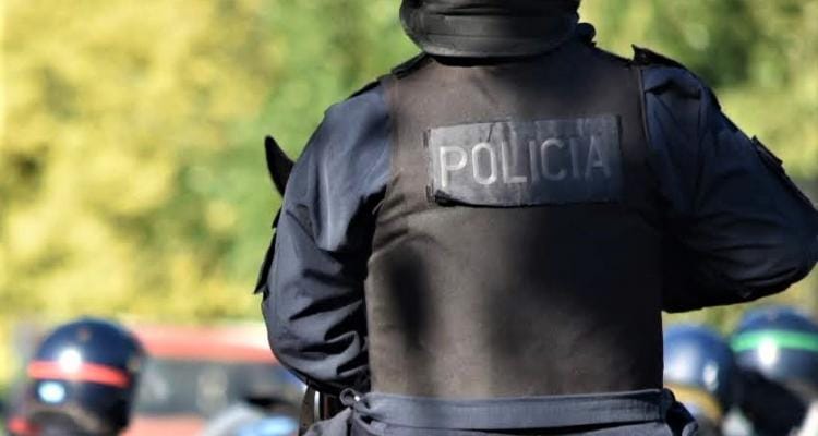 Policía detenido por “abuso de armas” tras disparar contra el auto del exnovio de su pareja