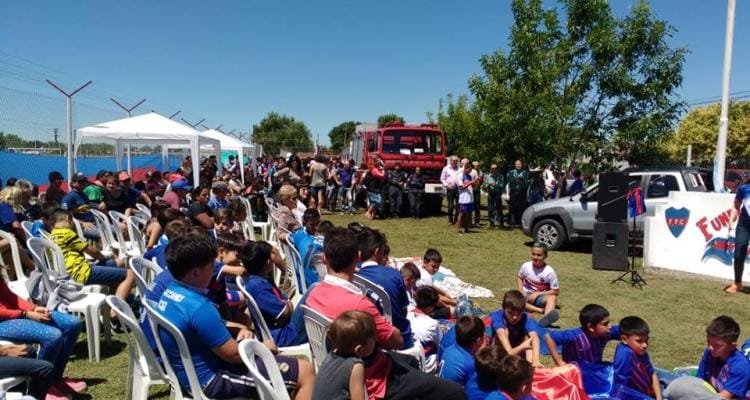 En Baradero, Fundición inauguró su cancha de fútbol