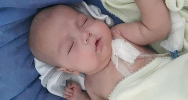 #TodosConVicente: Tras 9 horas de operación, el bebé salió del quirófano y permanece en Terapia