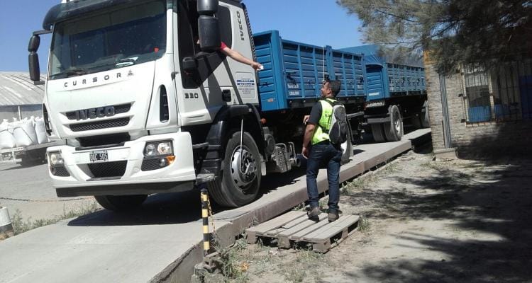 Controles areneros: Por el puesto fijo, los camiones pasan sin exceso de carga