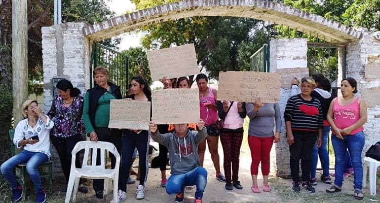 Vecinos de La Tosquera reclamaron frente al Centro de Salud por arreglos en las calles, iluminación y viviendas