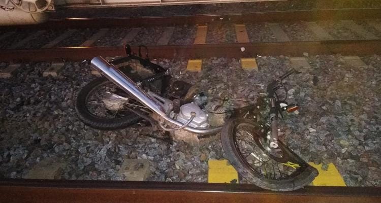 Río Tala: Joven motociclista embistió vagón de tren y sufrió la amputación de un pie