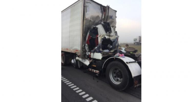 Chofer murió en choque de camiones