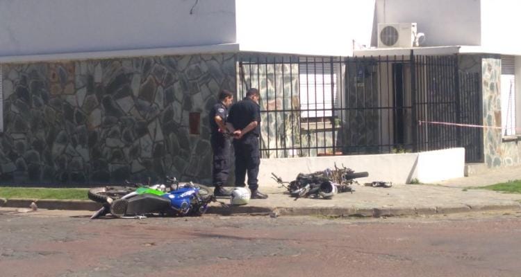 Chocó una moto de la policía local contra otra en Lavalle y Bottaro