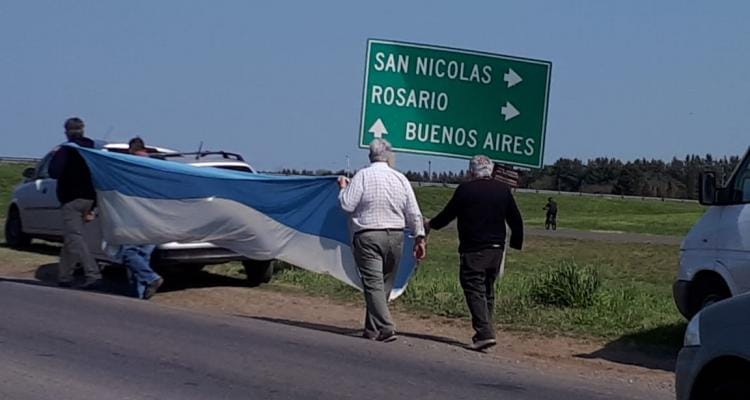 Banderazo Nacional: #BastaMacri sobre el puente de Ruta 9