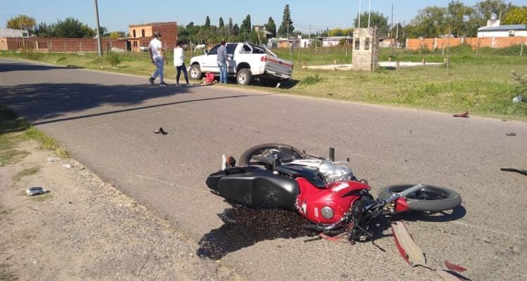 Accidente entre moto y camioneta: un joven sufrió grave traumatismo de cráneo