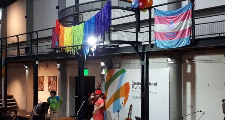 A pesar del clima, se llevó a cabo la jornada del Orgullo LGBTIQ en el Centro Cultural