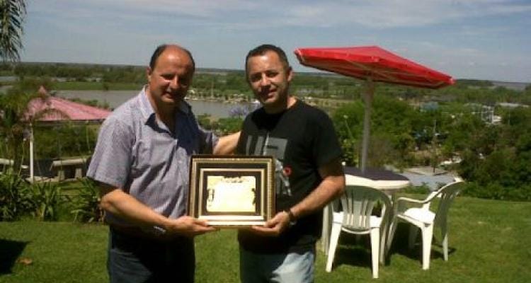 El Intendente de Patagones entregó una plaqueta a Guacone