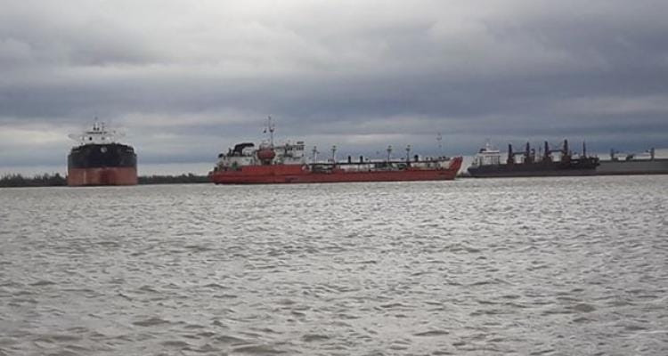 Zarpó el barco que se había varado por la bajante del Río Paraná