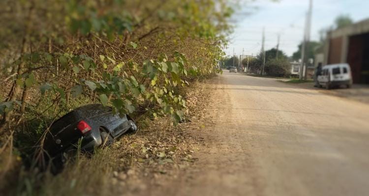 En Caseros al 2200, auto cayó a un zanjón
