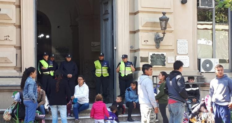 Usurpaciones: los ocupantes de Cruz Roja y Dávila fueron a manifestar a la Municipalidad
