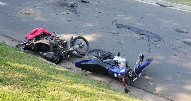 Chocaron tres motos en el Nuevo Boulevard: cinco jóvenes heridos