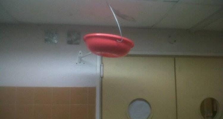Hospital: Una palangana para contener el agua de una gotera