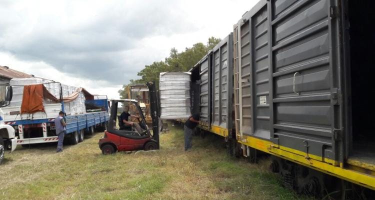 Santa Lucía: Trasbordan mercadería desde camiones a vagones de tren con destino a Tucumán