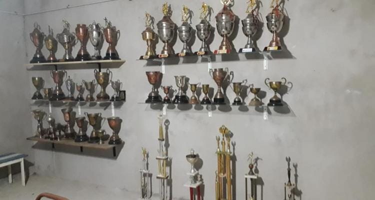 Tras construir su sede, Las Palmeras exhibe todos los trofeos que ganó en su historia
