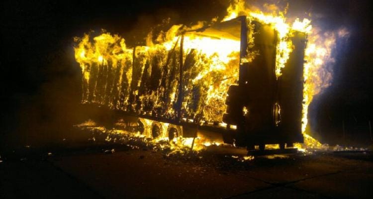 El camión incendiado no sólo transportaba mercadería de Celupaper