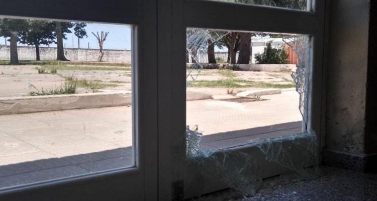Rompieron el vidrio de una puerta y robaron en la secundaria 11