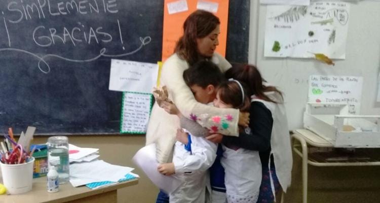 Tras emotiva despedida a la maestra, Mercedes Vellón recibe a madres y padres de Vuelta de Obligado