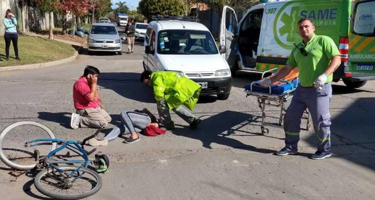 Una mujer trasladada al Hospital tras un accidente entre bicicleta y camioneta