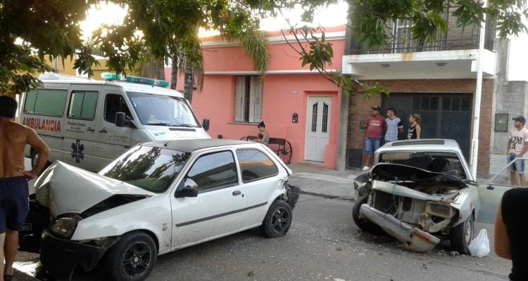 Chocó un auto estacionado en Almafuerte y 3 de Febrero y provocó intervención de Bomberos por pérdida de gas