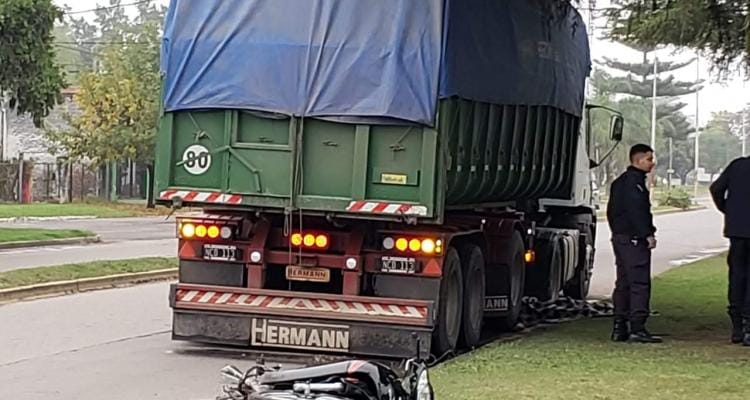 Accidente fatal: motociclista de 30 años fue arrollada  por un camión
