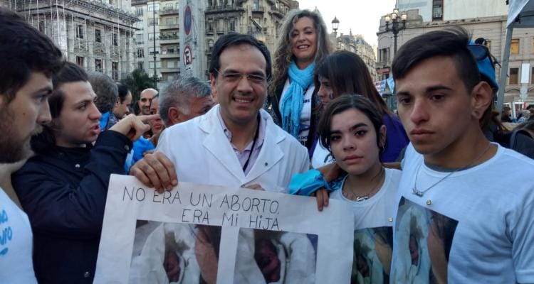 Caso Solcire: la familia participó de la marcha que respaldó a médico que se negó a practicar un aborto no punible