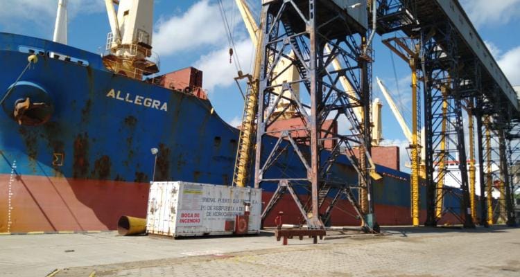 Un fallo judicial impide a un buque zarpar del puerto y demora la carga de porotos a Cuba