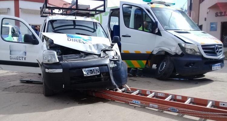 Una ambulancia en contramano colisionó contra un utilitario