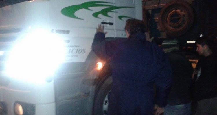 Río Tala: Más de 20 camiones retenidos en controles areneros nocturnos