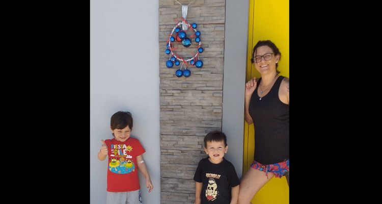 Familias sampedrinas de niños con autismo se suman a la campaña para colocar “algo azul” en la puerta estas fiestas