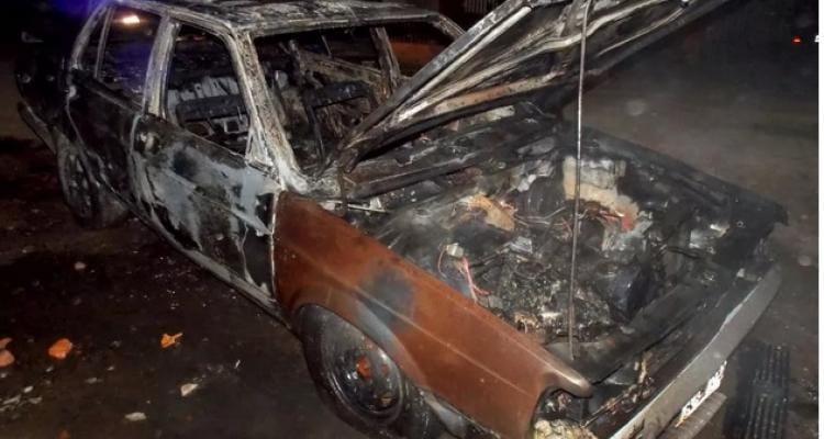 Incendio de vehículo en Lavalle al 1200