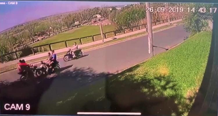 Video registró el momento del choque entre motos que dejó a dos jóvenes en coma