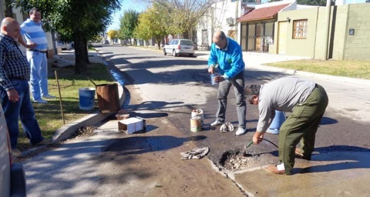 Vecinos tapan un bache con fondos propios en la esquina de la casa del Intendente