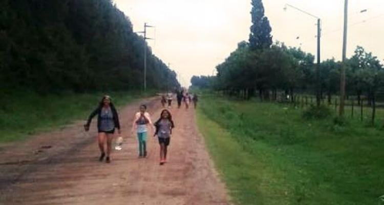Escuelas de Verano: si llueve, los chicos de Bajo Tala tienen que caminar porque el colectivo no llega al barrio