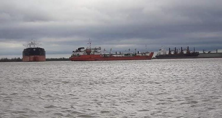 Un barco varado  por la bajante del Paraná
