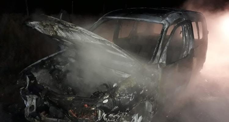 Incendio de vehículo en el camino de Guzzo