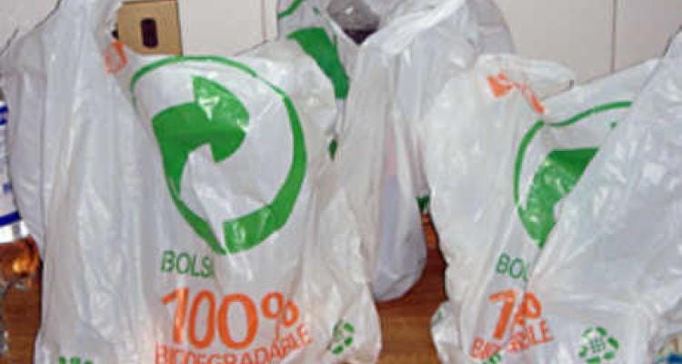 Comienzan a controlar la prohibición del uso de bolsas no biodegradables en los comercios