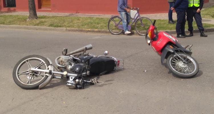 Chocaron dos motos en 3 de Febrero y Litoral: un hombre trasladado al Hospital