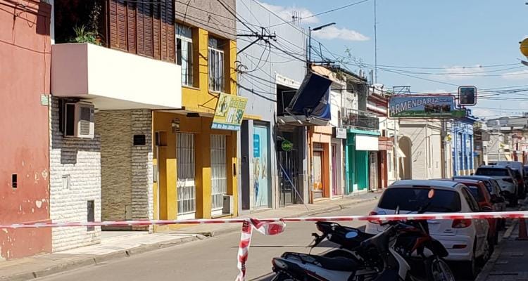 Camión chocó un cartel del Banco Industrial y cortaron Pellegrini entre Oliveira Cézar y San Martín