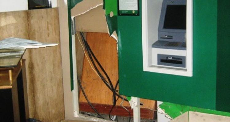 Daños en cajero automático del Banco Provincia
