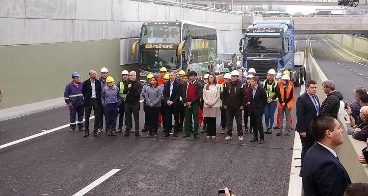 Macri inauguró el Paseo del Bajo con un camión bitren de una empresa sampedrina