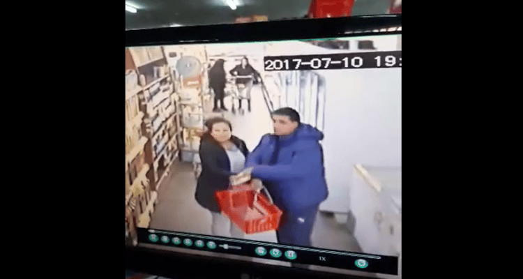 Video: Pareja robó congelados de un supermercado chino y quedaron registrados en las cámaras