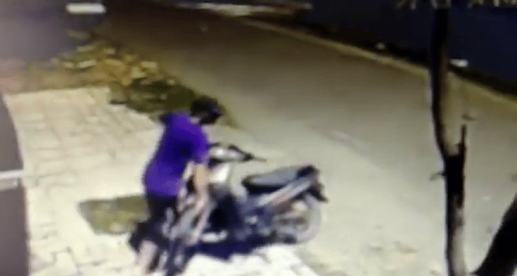 [VIDEO] Filman robo de moto y sospechan que es el mismo ladrón de la estación de servicio